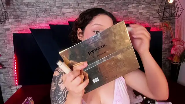 Suxan White  online show from 04.16.26