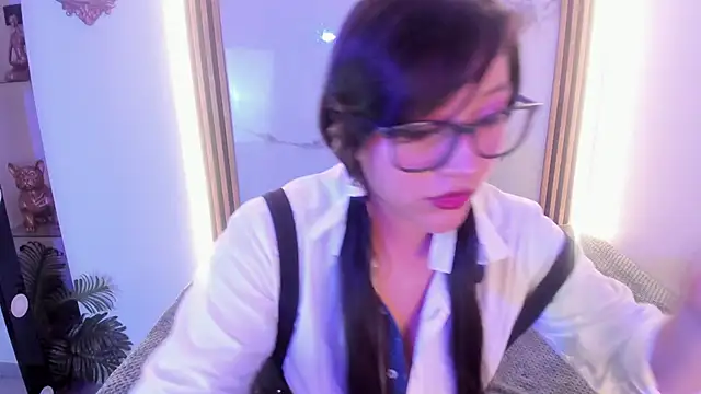 Skye bluee  online show from 10.03.25