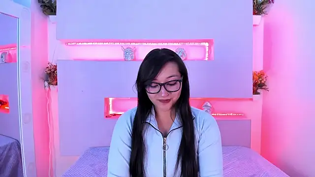 Skye bluee  online show from 10.21.25