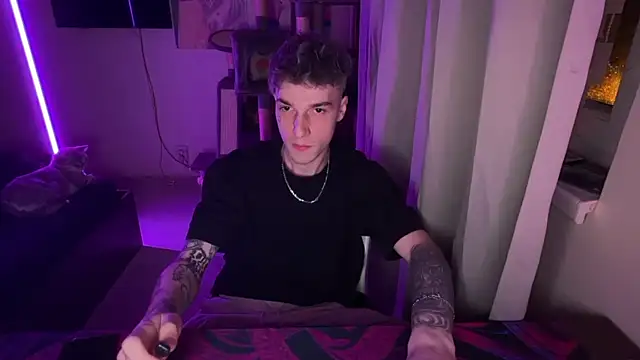 Snapshot of davesinner chatting on 04.13.26 davesinner online show from 04.13.26