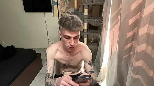 Snapshot of davesinner chatting on 04.15.26 davesinner online show from 04.15.26