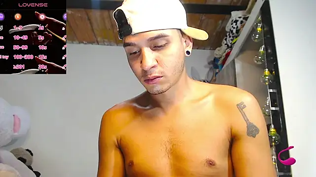 Snapshot of Angel_latinboy chatting on 04.25.26 Angel latinboy online show from 04.25.26