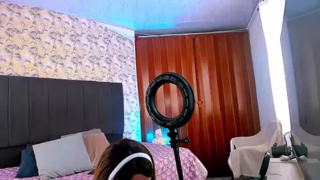 Snapshot of window_to_wonderland1 chatting on 09.30.25 window to wonderland1 online show from 09.30.25