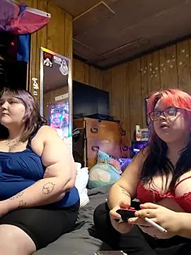 Snapshot of GoddessDess chatting on 05.19.26 GoddessDess online show from 05.19.26