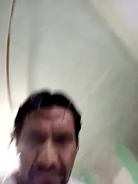 Snapshot of ReyesSau chatting on 11.05.25 ReyesSau online show from 11.05.25