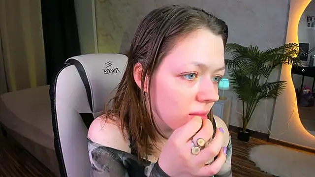 Lunar Lily online show from 11.05.25