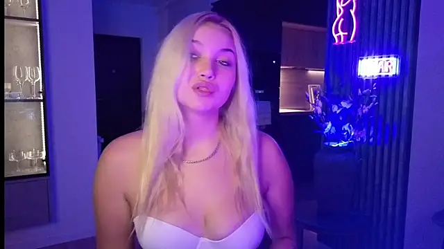 Snapshot of adrelaxina chatting on 10.15.25 adrelaxina online show from 10.15.25
