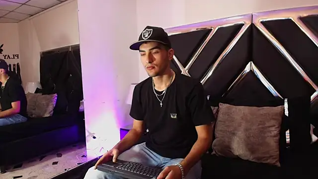 Snapshot of AlekRuizx chatting on 10.17.25 AlekRuizx online show from 10.17.25