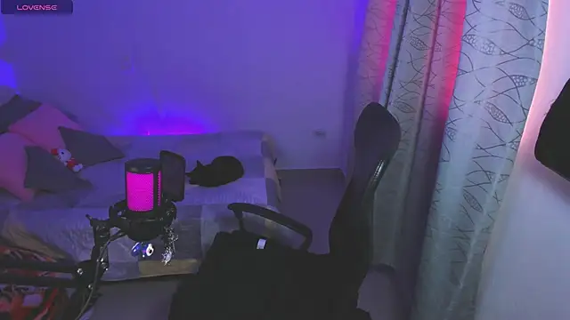 starrraura online show from 04.10.26