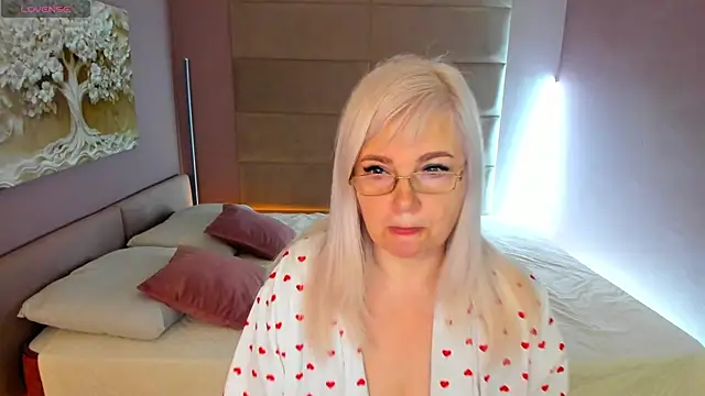 Snapshot of Hella_Fabel chatting on 06.23.26 Hella Fabel online show from 06.23.26