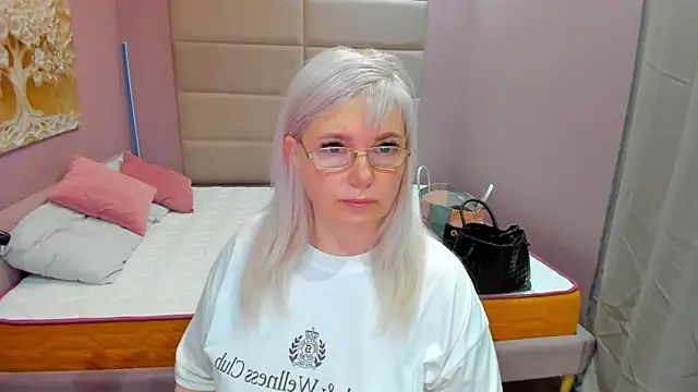 Snapshot of Hella_Fabel chatting on 06.25.26 Hella Fabel online show from 06.25.26