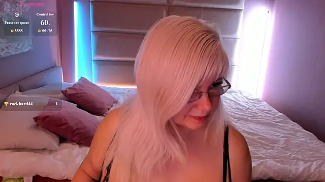 Snapshot of Hella_Fabel chatting on 07.13.26 Hella Fabel online show from 07.13.26