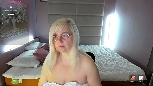 Snapshot of Hella_Fabel chatting on 07.26.26 Hella Fabel online show from 07.26.26