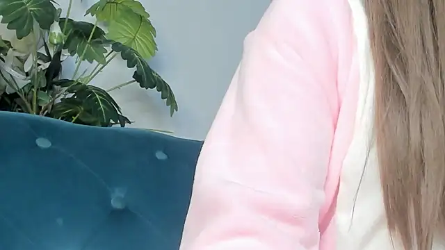 Snapshot of SwweetMoon chatting on 10.10.25 SwweetMoon online show from 10.10.25