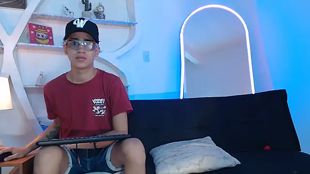 PRETTY FEM online show from 09.12.25