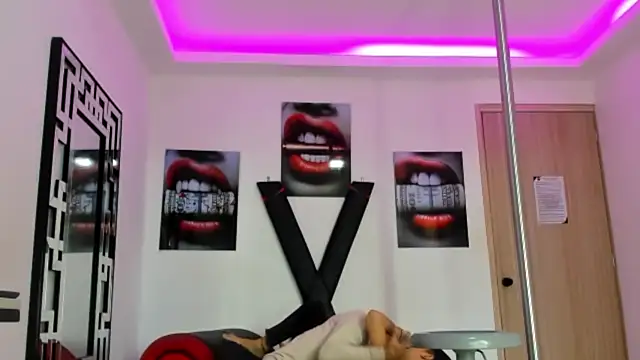 PRETTY FEM online show from 10.21.25