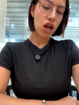 Snapshot of luvely chatting on 11.19.25 luvely online show from 11.19.25