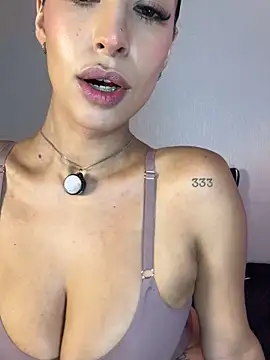 Snapshot of luvely chatting on 12.01.25 luvely online show from 12.01.25