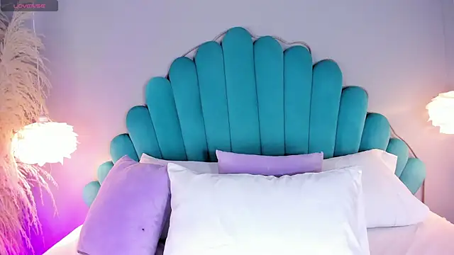 AlassiaHocthner online show from 02.27.26