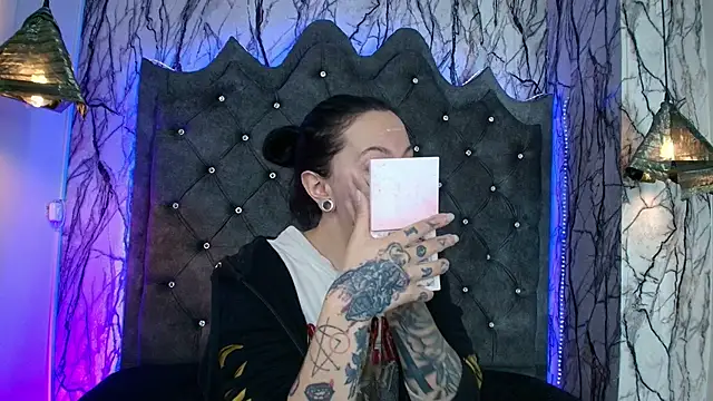 Zami Escobar of online show from 09.18.25