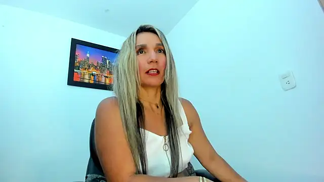 Snapshot of Ms_lunaRose chatting on 10.18.25 Ms lunaRose online show from 10.18.25
