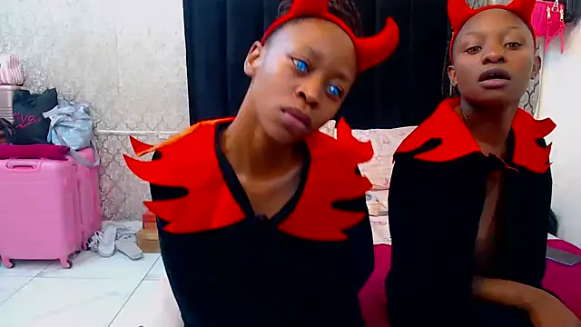 SexyPetitex25 online show from 10.30.25