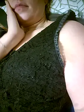 Snapshot of Carolinemiam chatting on 10.29.25 Carolinemiam online show from 10.29.25