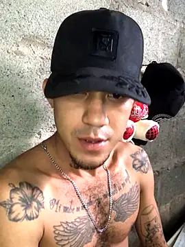 Snapshot of tattoos22 chatting on 10.26.25 tattoos22 online show from 10.26.25