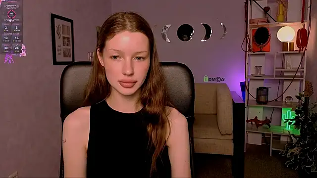 Snapshot of khloebeauty chatting on 06.18.26 khloebeauty online show from 06.18.26