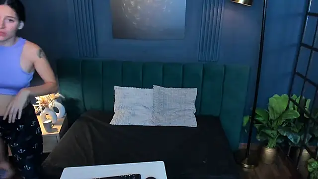 Snapshot of aliceandsia chatting on 09.10.25 aliceandsia online show from 09.10.25