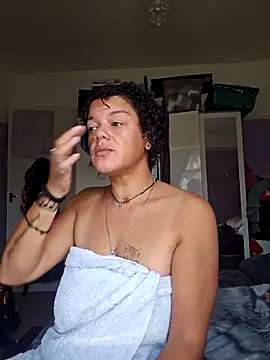 Snapshot of GoddessChantelle chatting on 09.29.25 GoddessChantelle online show from 09.29.25