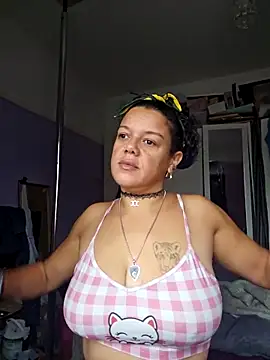 Snapshot of GoddessChantelle chatting on 10.13.25 GoddessChantelle online show from 10.13.25