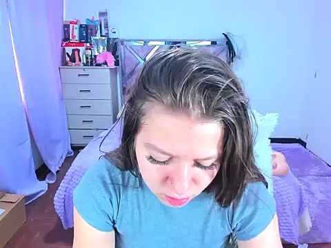 Luna Analya online show from 10.18.25