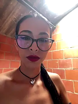Snapshot of Emma__cumlovee chatting on 10.08.25 Emma cumlovee online show from 10.08.25