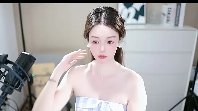 abbyli12 online show from 10.31.25