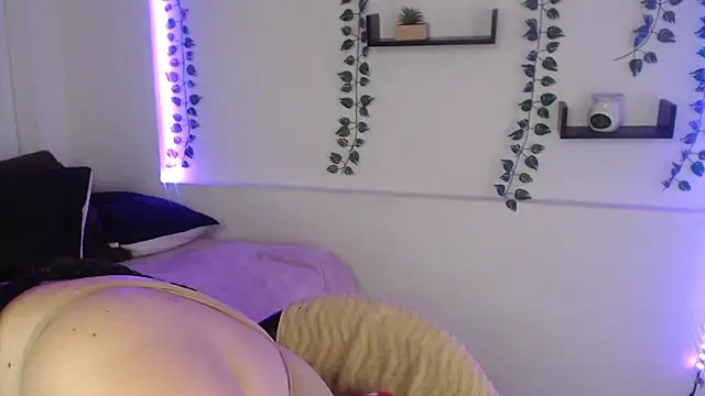 Snapshot of poison_doll2 chatting on 10.18.25 poison doll2 online show from 10.18.25