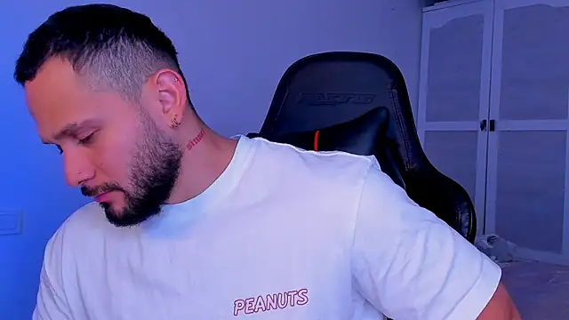 Snapshot of andrewcorey1 chatting on 10.06.25 andrewcorey1 online show from 10.06.25