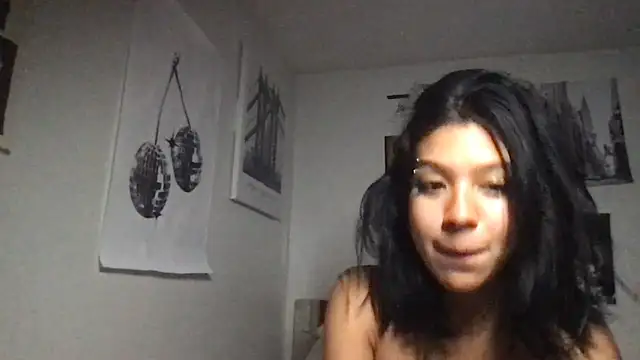 Snapshot of petitelatinateen chatting on 09.18.25 petitelatinateen online show from 09.18.25