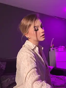 Snapshot of VelvetRush_ chatting on 10.10.25 VelvetRush  online show from 10.10.25