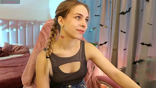 Snapshot of ShinyBarbie chatting on 10.23.25 ShinyBarbie online show from 10.23.25