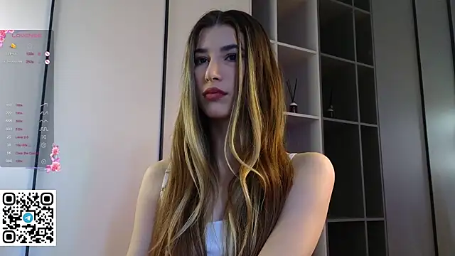 Snapshot of Quinavelle chatting on 10.12.25 Quinavelle online show from 10.12.25