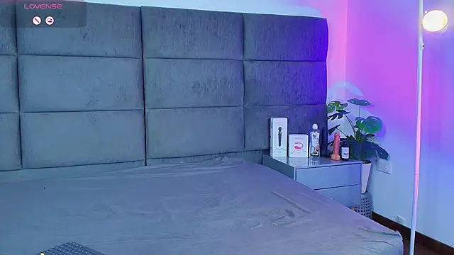 Slenna Moon online show from 12.16.25