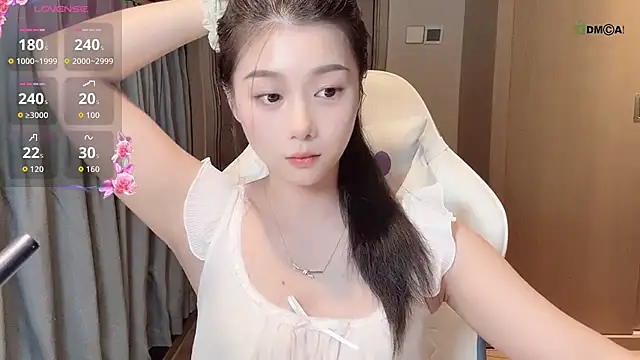 Snapshot of Makinghappymyself_ chatting on 11.17.25 Makinghappymyself online show from 11.17.25
