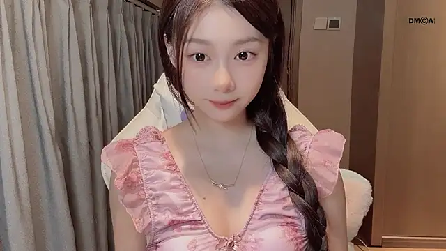 Snapshot of Makinghappymyself_ chatting on 12.18.25 Makinghappymyself online show from 12.18.25