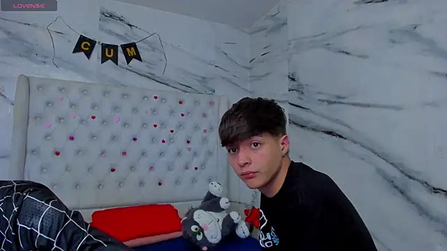 Snapshot of Ari_and_Storm chatting on 05.19.26 Ari and Storm online show from 05.19.26