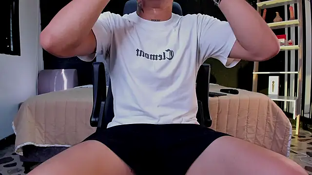 Snapshot of LiamDeep chatting on 07.14.26 LiamDeep online show from 07.14.26