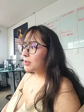 Snapshot of Mythical_Girll chatting on 09.17.25 Mythical Girll online show from 09.17.25