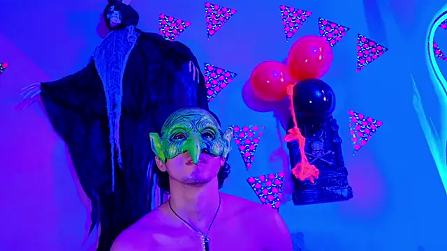 Snapshot of Laura_and_Kevin chatting on 10.05.25 Laura and Kevin online show from 10.05.25