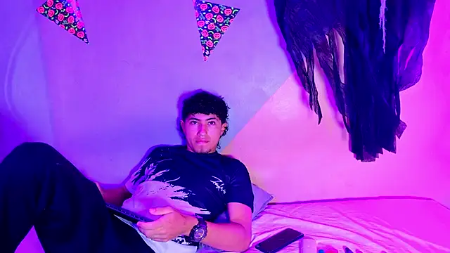 Snapshot of Laura_and_Kevin chatting on 10.28.25 Laura and Kevin online show from 10.28.25