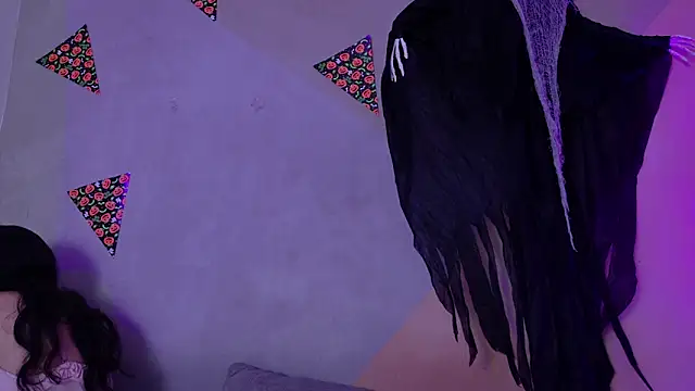 Snapshot of Laura_and_Kevin chatting on 11.07.25 Laura and Kevin online show from 11.07.25